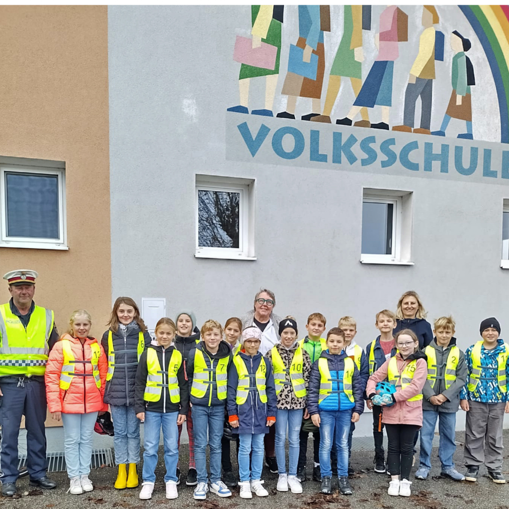 Die geprüften Radfahrer:innen der Volkschule Dorf an der Pram mit ihren neuen Sicherheitswesten.