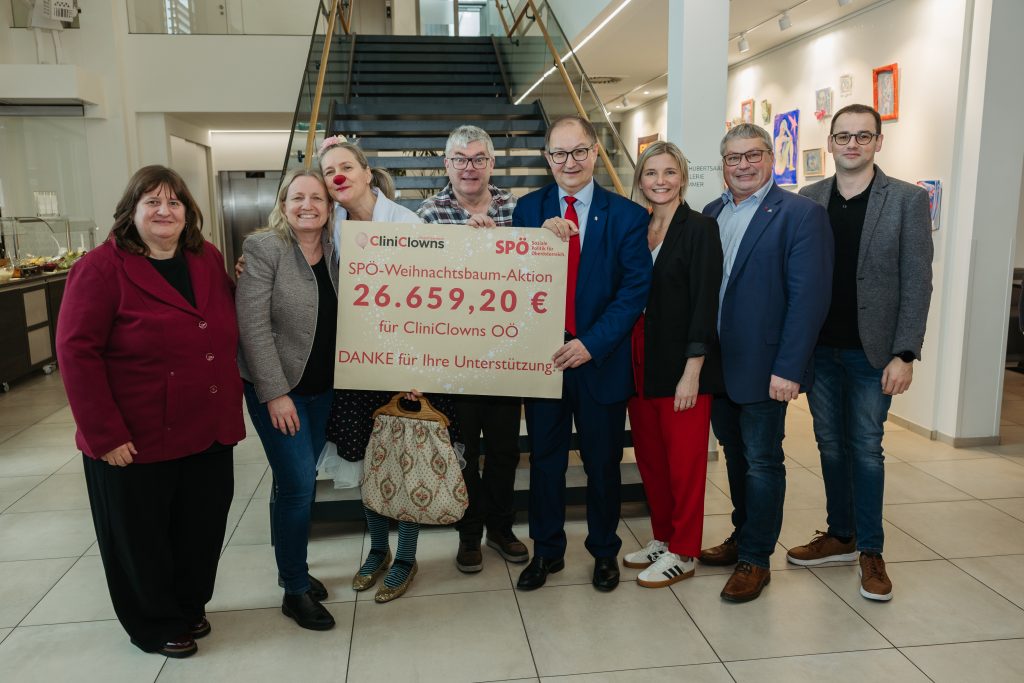  v.l.n.r: Anita Klaffenböck, Anita Rackaseder, Dr.in Kerstine Käfer, Geschäftsführer CliniClowns OÖ Uwe Marschner, Landesparteivorsitzender LR Martin Winkler, Initiatorin Sabine Schwandner, Bezirksvorsitzender Karl Walch und Bezirksgeschäftsführer Florian Schiffecker.