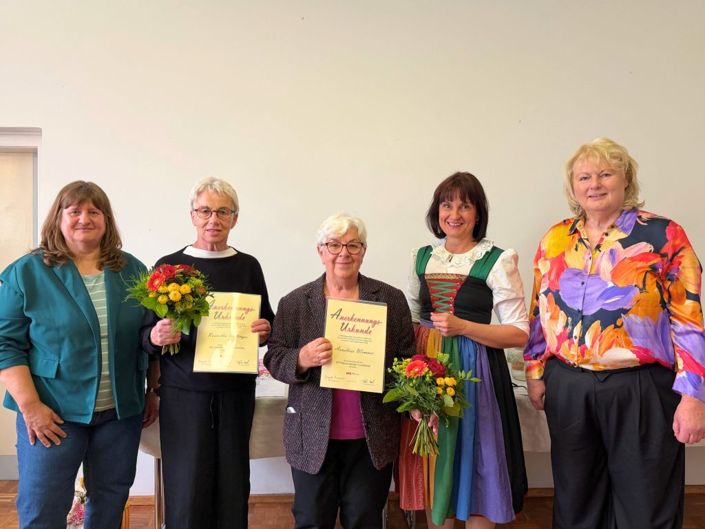 Foto (© SPÖ): Roswitha Reitinger (2.v.l.) und Anneliese Wimmer (m.) wurden beim MARIE-Empfang mit der „MARIE“-Anerkennungsurkunde geehrt. Mit am Bild: Anita Klaffenböck (l.), LAbg. Renate Heitz (2.v.r.) und Bezirksfrauenvorsitzende Brigitte Rienesl (r.)