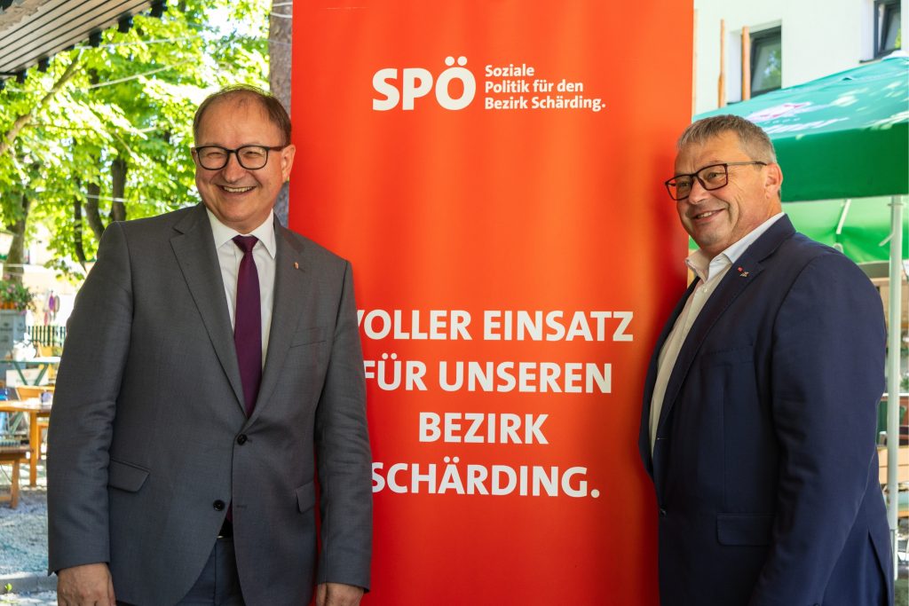 Foto (© Sarah Haim): Im Rahmen der Mehr-Energie-Tour 2026 besuchte SPÖ-Landesparteivorsitzender und Landesrat Mag. Martin Winkler den Bezirk Schärding. Gemeinsam mit SPÖ-Bezirksvorsitzendem Karl Walch forderte er beim Pressegespräch in Andorf mehr finanzielle Spielräume für die Gemeinden.