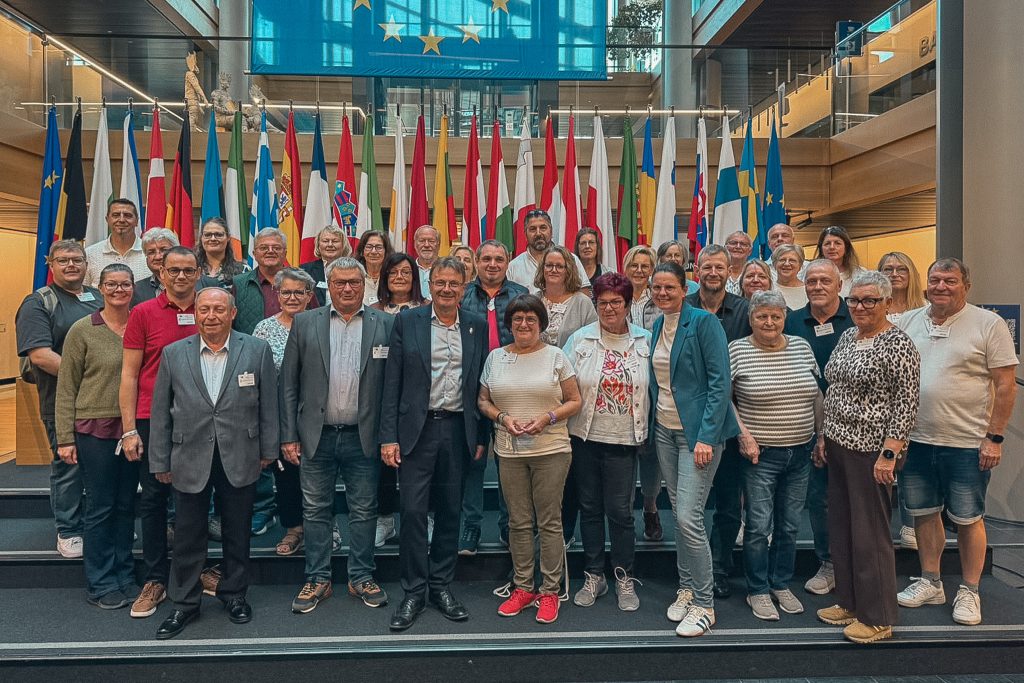 Foto (© SPÖ): Rund 40 Teilnehmerinnen und Teilnehmer aus den Bezirken Ried und Schärding rund um die Rieder Bezirksbildungsvorsitzende BGMin. Petra Mies und den Schärdinger SPÖ-Bezirksparteivorsitzenden Karl Walch beim gemeinsamen Ausflug.