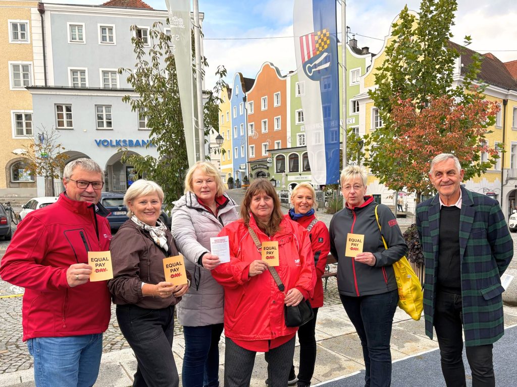 Foto (©SPÖ): Einsatz für Lohngerechtigkeit am Equal Pay Day im Bezirk Schärding. Die SPÖ-Frauen rund um Bezirksfrauenvorsitzende Brigitte Rienesl (3. v. l.) mit Bezirksvorsitzendem Karl Walch (1. v. l.) und Bürgermeister Günter Streicher (1. v. r.) am Schärdinger Stadtplatz.